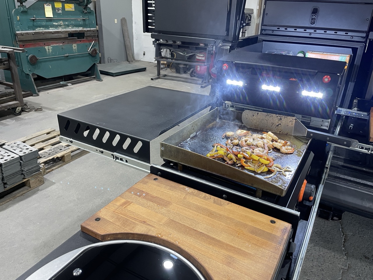 キャンピング用クッキングキッチン DOD】クッキングキング（ブラック）TB5-723-BK | アウトドア